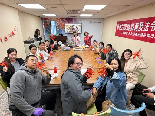 歡喜迎新春！　移民署桃園服務站邀新住民剪「春」字、搓湯圓 