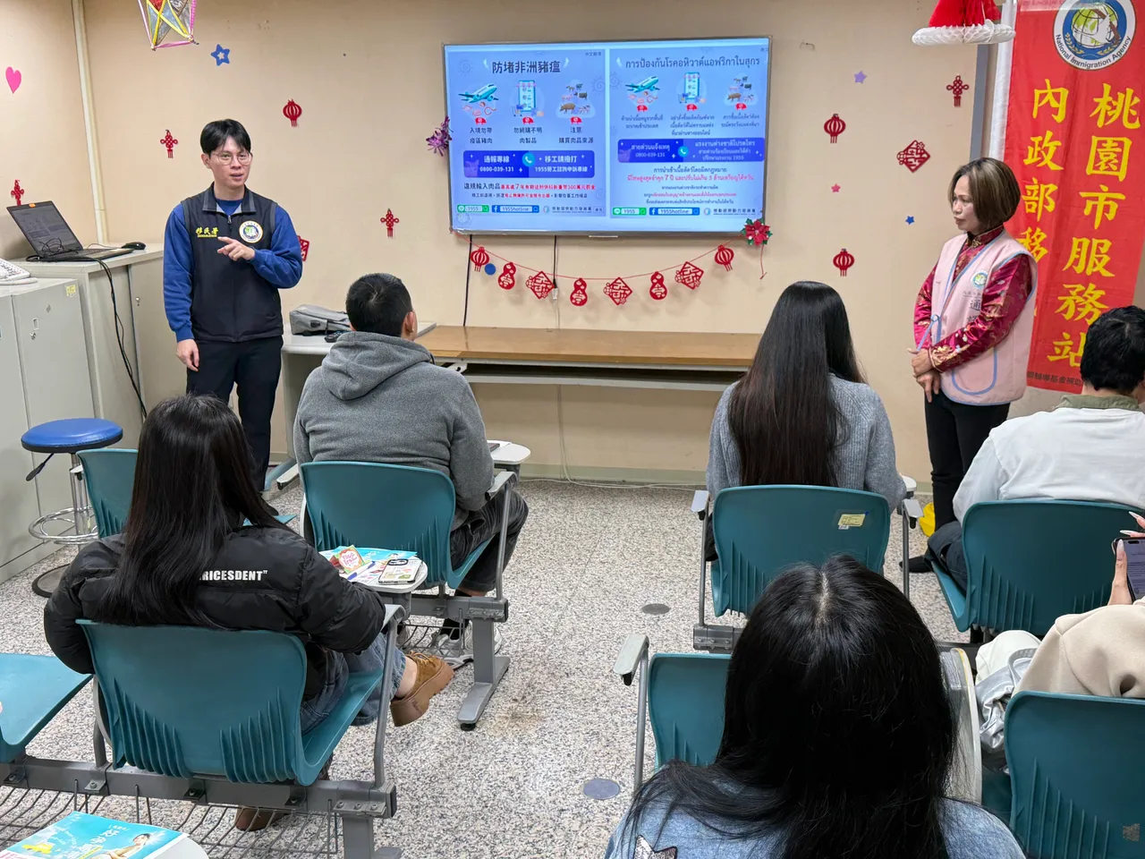 桃園市服務站向新住民家庭進行防堵非洲豬瘟宣導。桃園市服務站提供