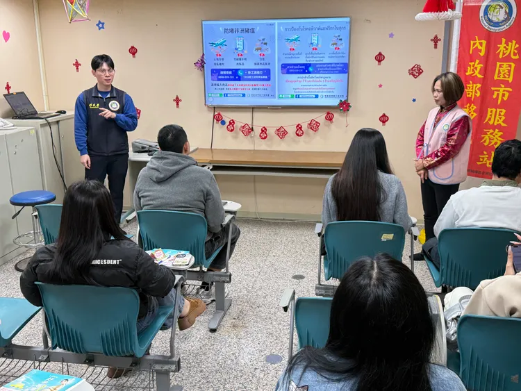 桃園市服務站向新住民家庭進行防堵非洲豬瘟宣導。桃園市服務站提供