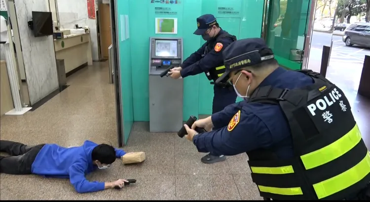 台中第三警分局防搶演練。翻攝畫面