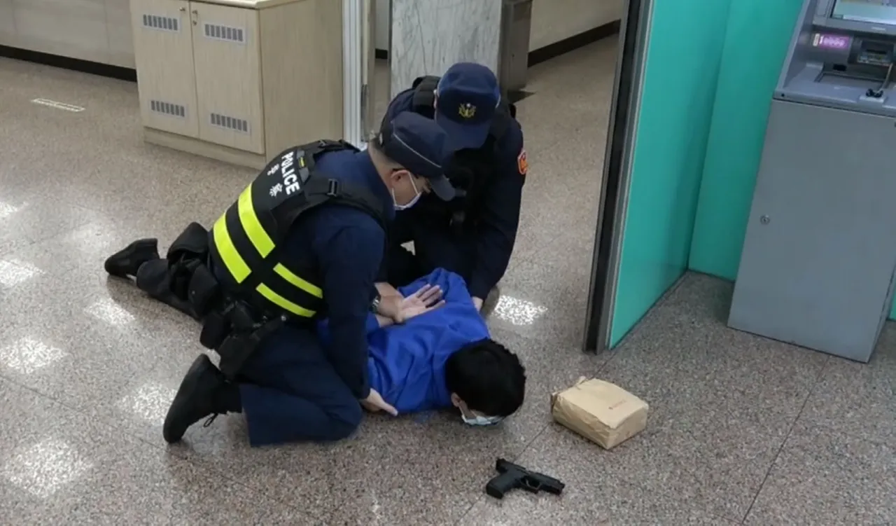 台中第三警分局防搶演練。翻攝畫面