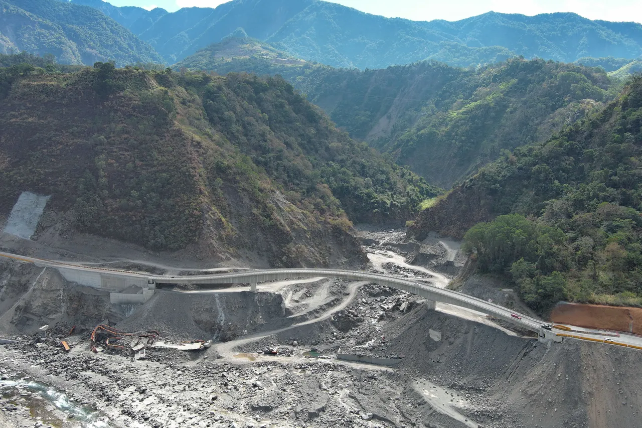 台20線南橫公路是高雄市桃源區交通要道，98年莫拉克颱風後南橫公路受創嚴重。公路局提供