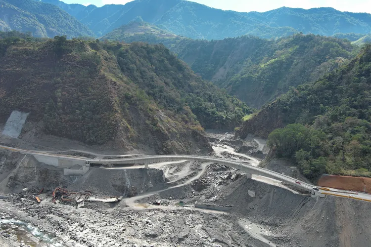 台20線南橫公路是高雄市桃源區交通要道，98年莫拉克颱風後南橫公路受創嚴重。公路局提供