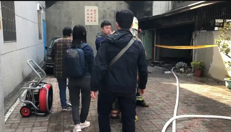 消防人員搜索現場時，發現70多歲許姓婦人已經不幸身亡。民眾提供