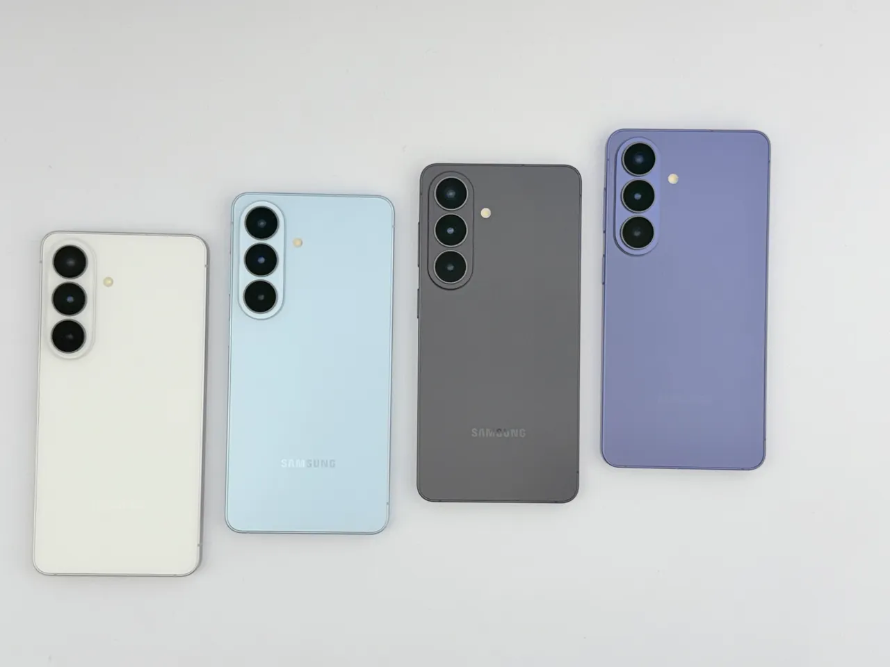 S26系列共有白、藍、黑與紫四色。線上商城預計會有銀與粉金兩色。趙筱文攝