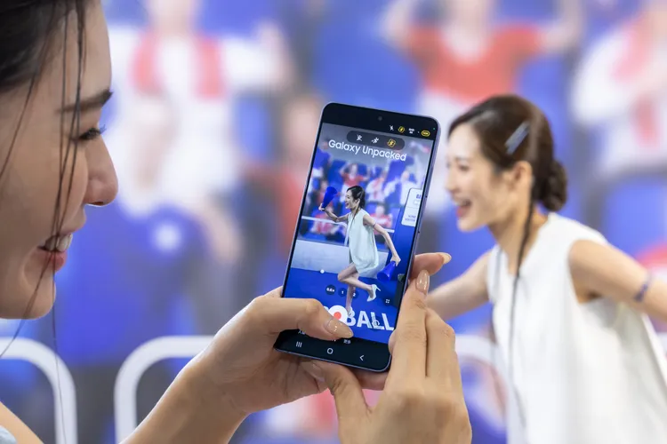 相機內建的「超穩定動態攝影」增加水平鎖定功能。三星提供