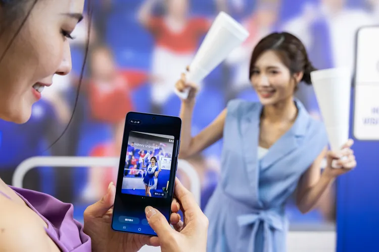 相片智慧助理現在可以在拍完後直接更換服裝風格。三星提供