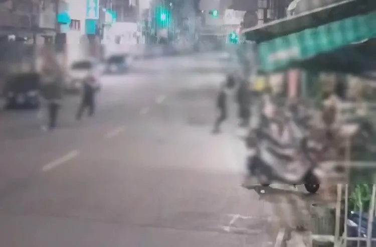 5名男子因債務糾持棍棒打傷4人，警方已掌握特定嫌犯追緝中。翻攝畫面