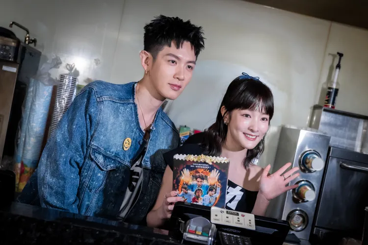 王淨和柯震東現身影城當一日店長。麻吉砥加提供