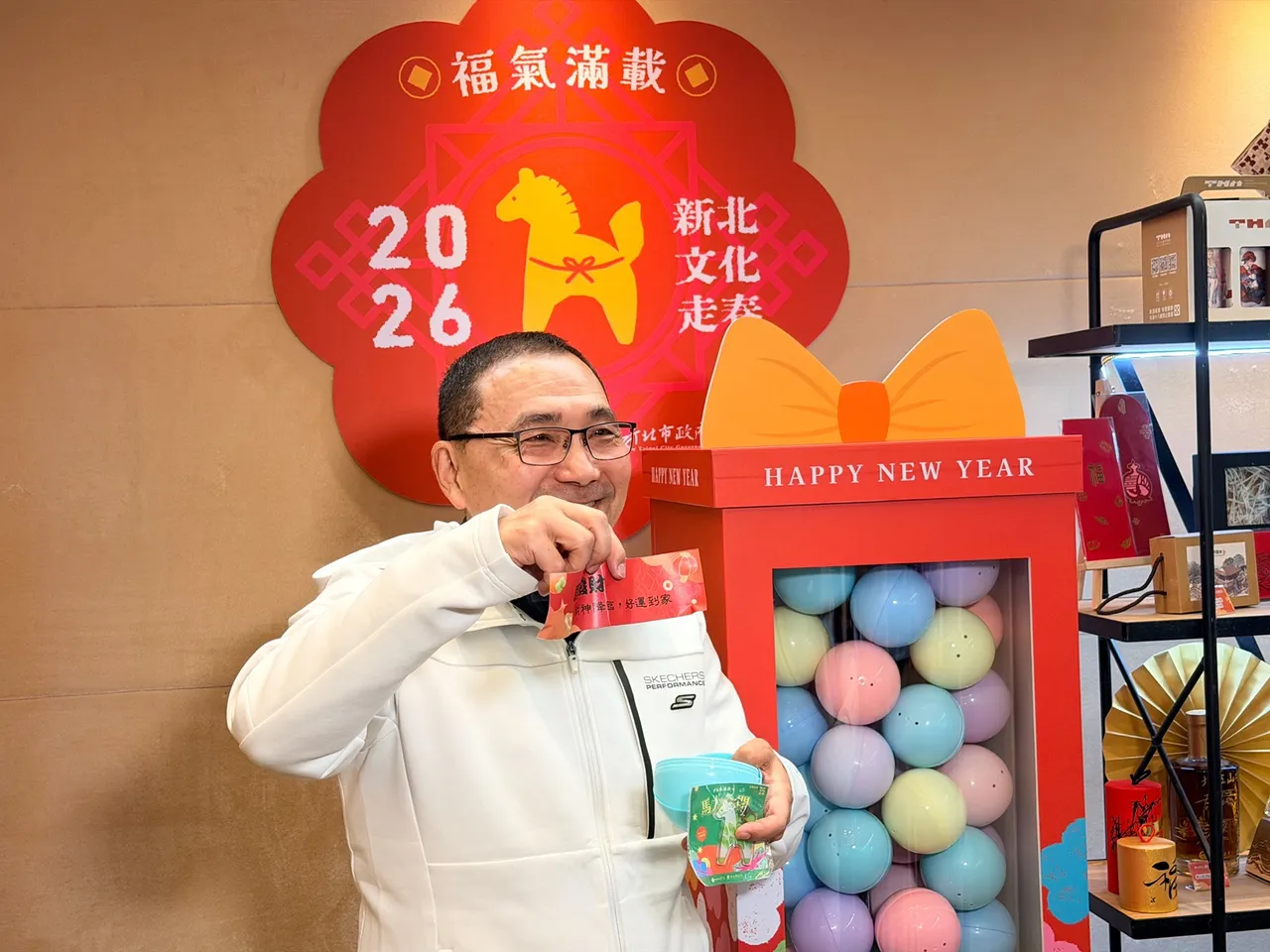 侯友宜市長體驗文化走春「轉好運扭蛋活動」。文化局提供