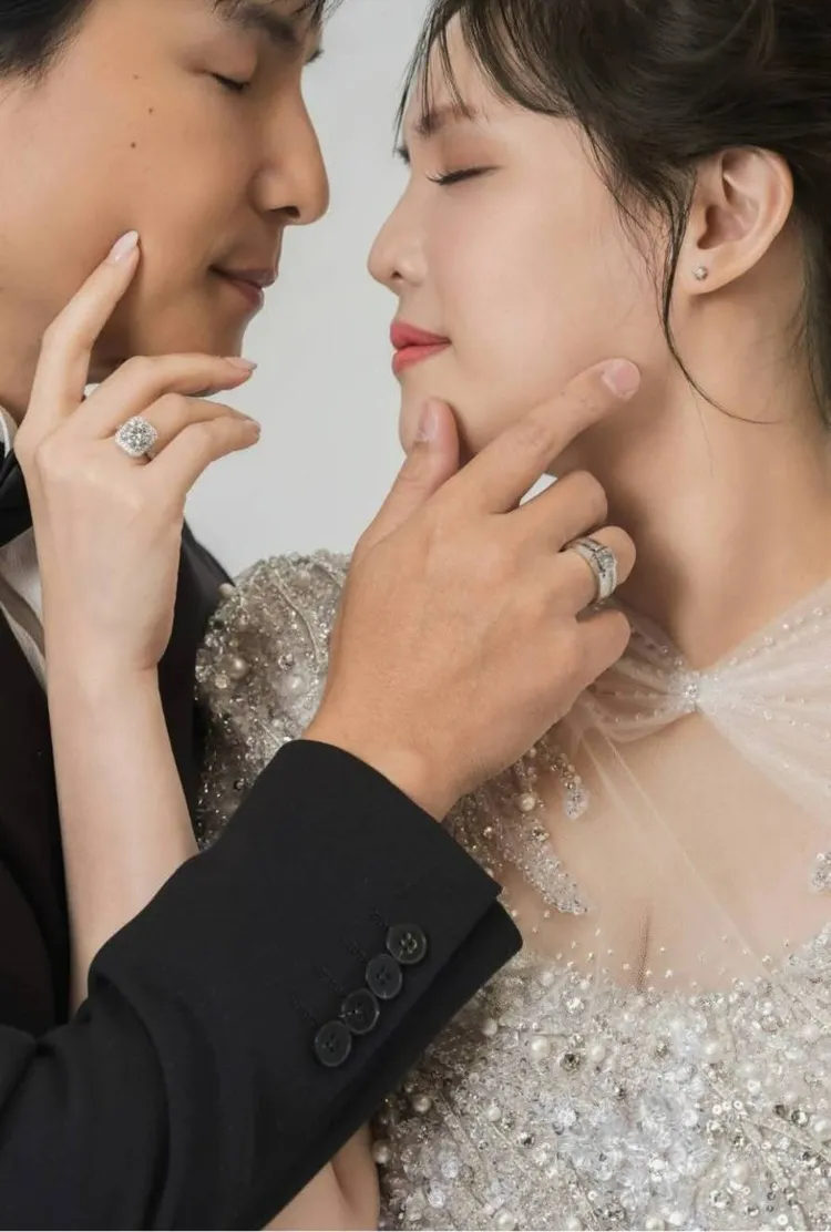 孫協志（左）和夏宇童曝光婚戒。翻攝夏宇童臉書