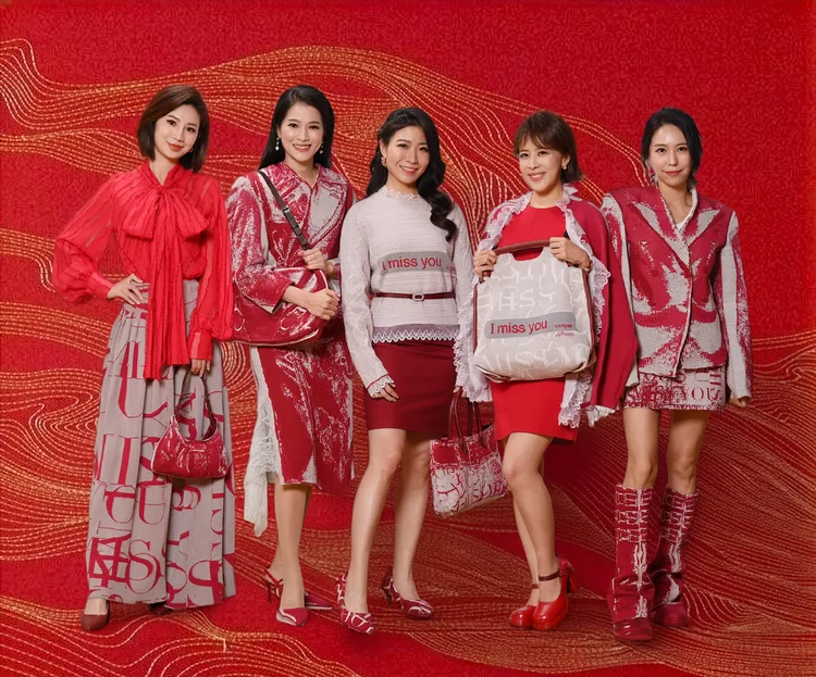 主播鄭凱中（左起）、李文儀、李昕芸、朱培滋、高毓璘。三立提供