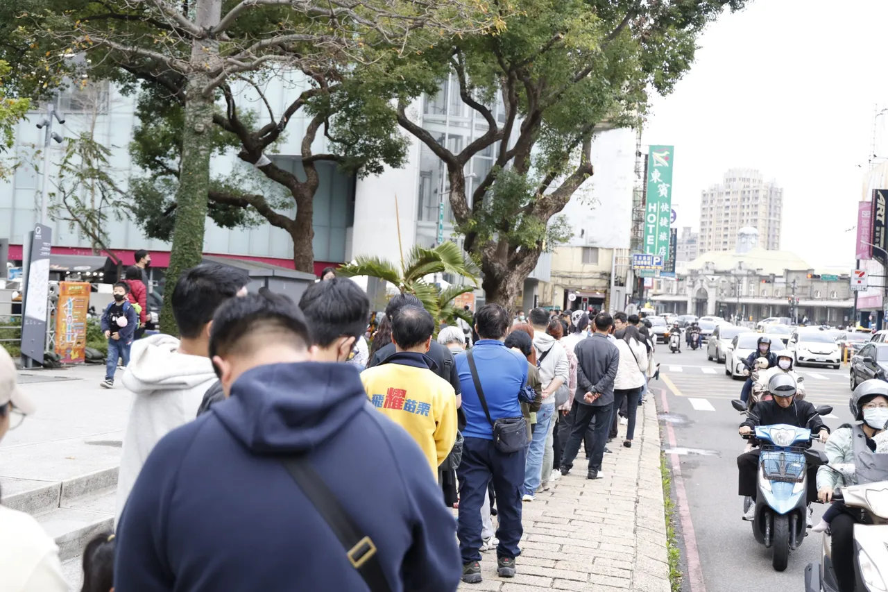 新竹市元宵活動再掀話題。新竹市長高虹安今（27）日出席「跳跳馬」提燈發放活動，現場排隊人潮綿延數百公尺。新竹市府提供