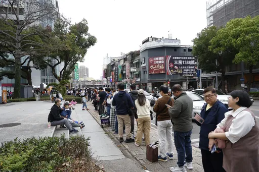 高虹安親發跳跳馬提燈　排隊人潮綿延數百公尺　Rody主燈成今年元宵最大亮點