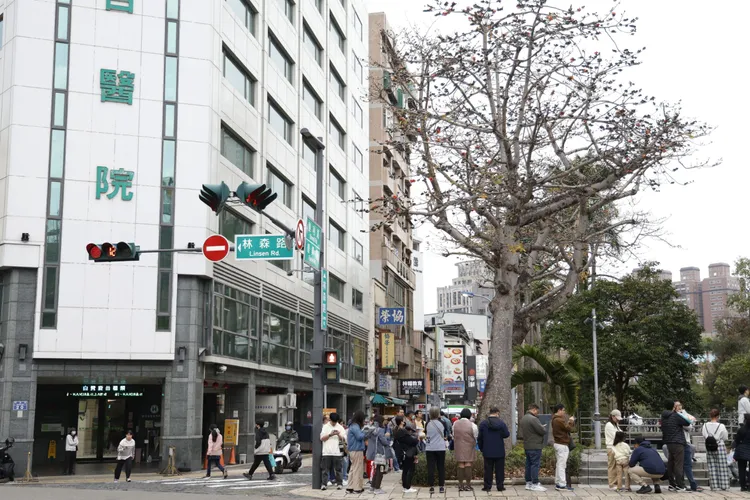 新竹市元宵活動再掀話題。新竹市長高虹安今（27）日出席「跳跳馬」提燈發放活動，現場排隊人潮綿延數百公尺。新竹市府提供