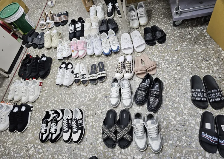 警方查扣大量仿冒品。翻攝畫面