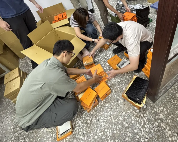 專案小組到倉庫執行搜索。翻攝畫面