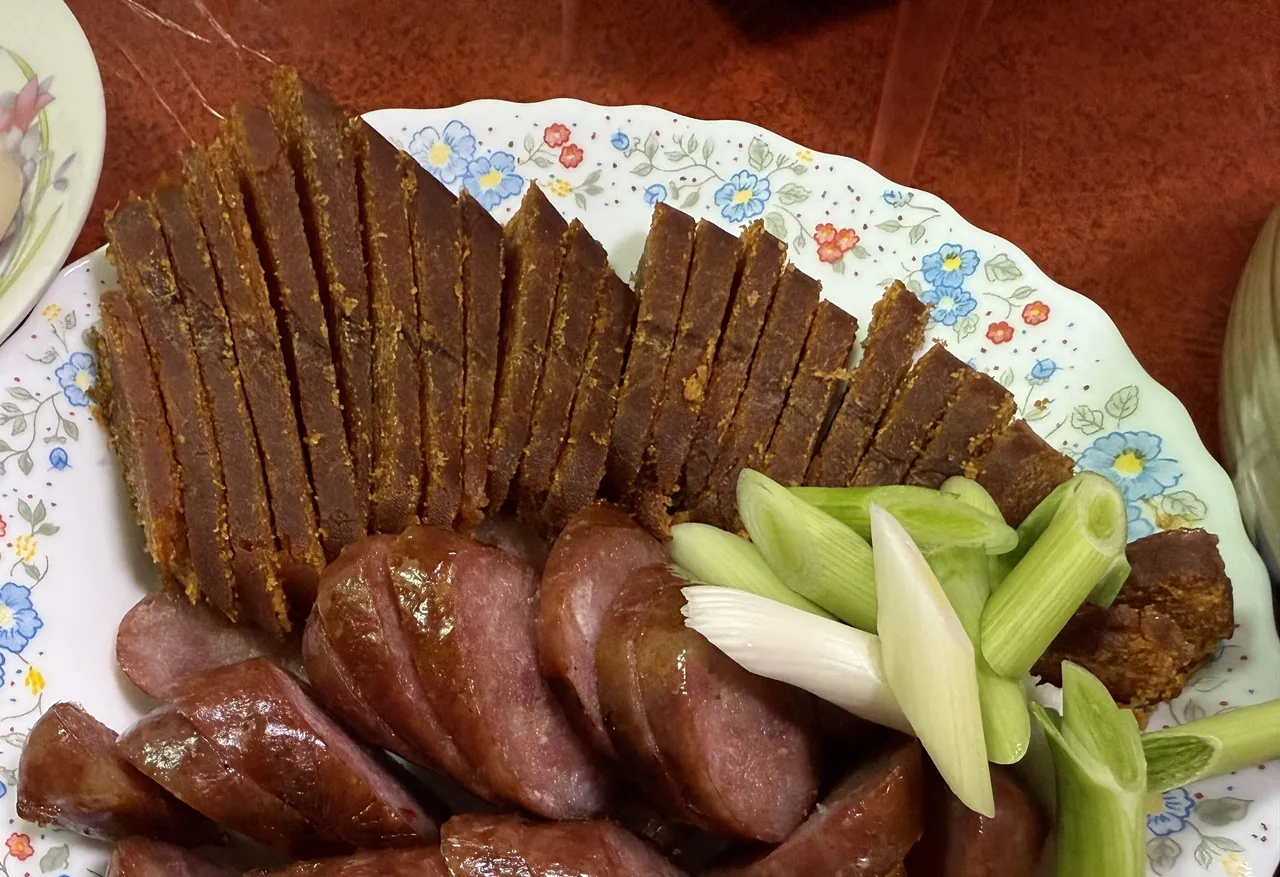 高敏敏推薦過年傳統年菜烏魚子，指出其為天然食材，營養價值高於多數澱粉類食物與加工零食。攝影中心