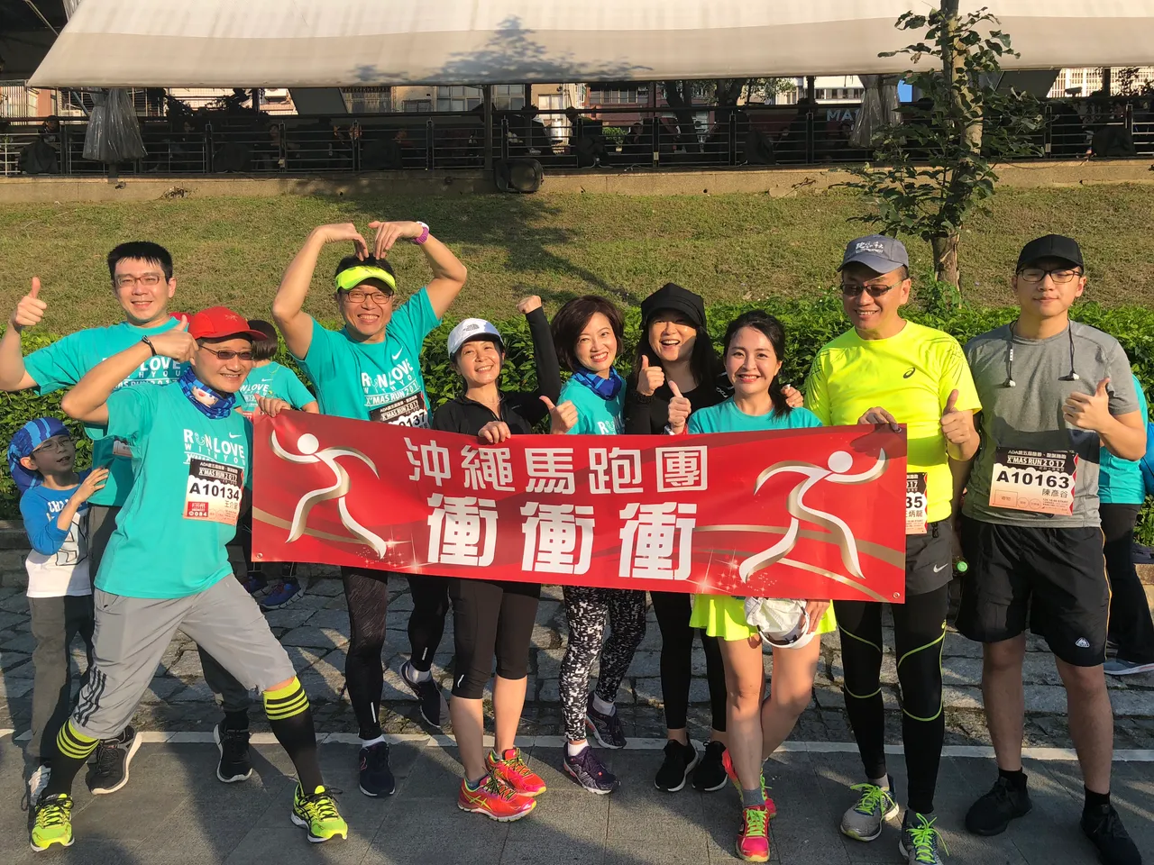 姚黛瑋（右4）和吳中純（右5）因為跑馬拉松感情很好。民視提供
