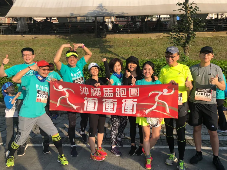 姚黛瑋（右4）和吳中純（右5）因為跑馬拉松感情很好。民視提供
