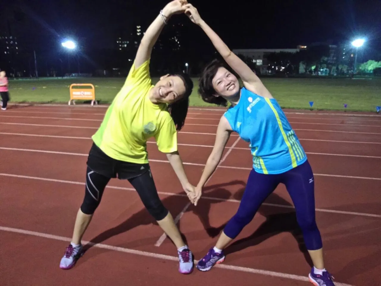 姚黛瑋和吳中純一起拉筋互相鼓勵。民視提供