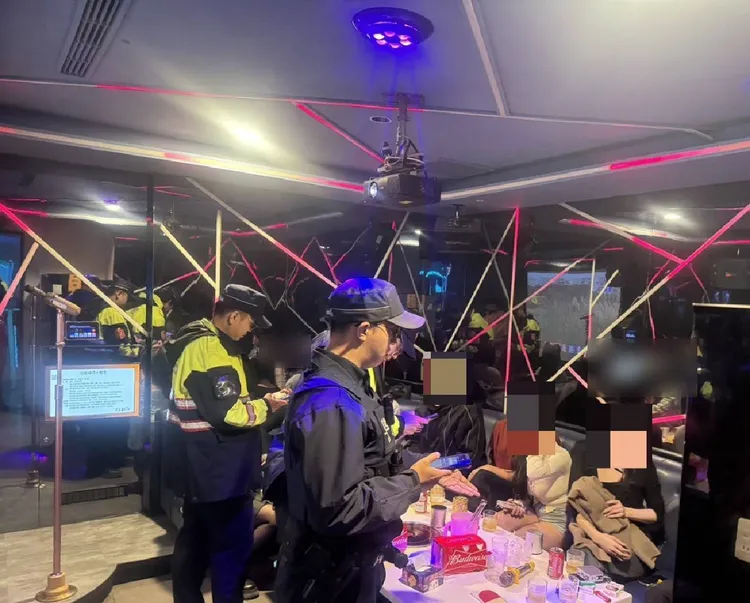 市警六分局臨檢轄區KTV等營業場所。民眾提供