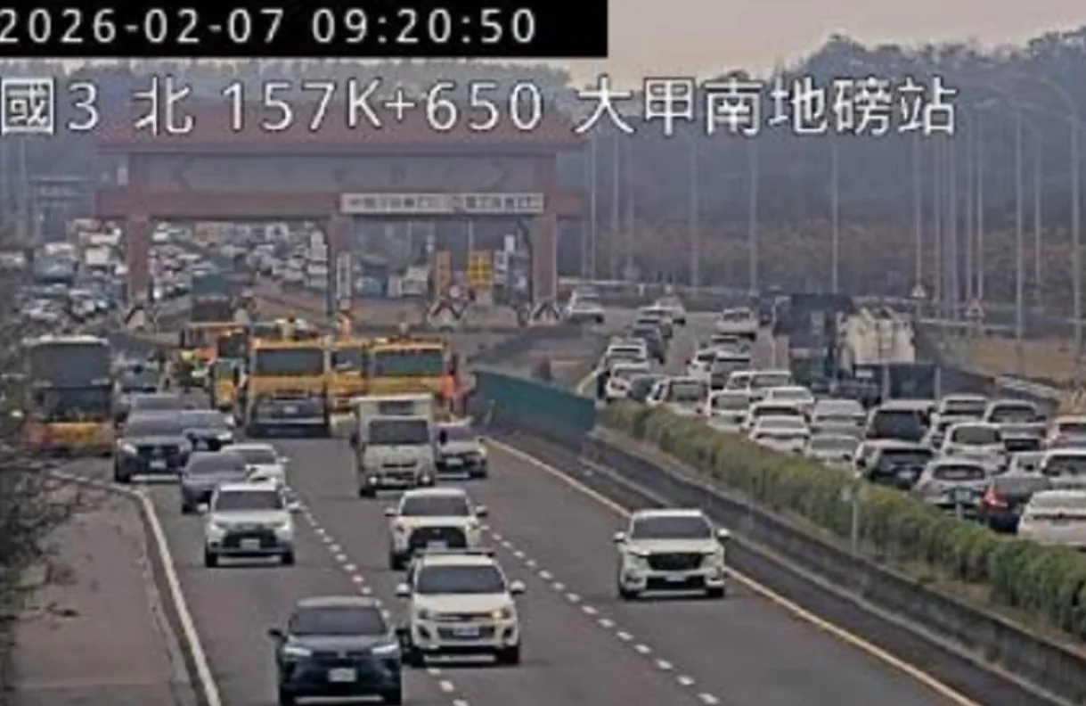 事發當時阻礙車道，後方一度回堵達4公里，APP上顯示「紫爆」。翻攝照片