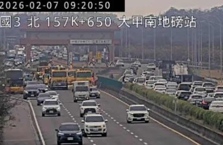 事發當時阻礙車道，後方一度回堵達4公里，APP上顯示「紫爆」。翻攝照片