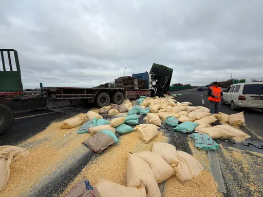國道3號台中大甲段一早「紫爆」　大車碰撞飼料灑一地女駕駛送醫