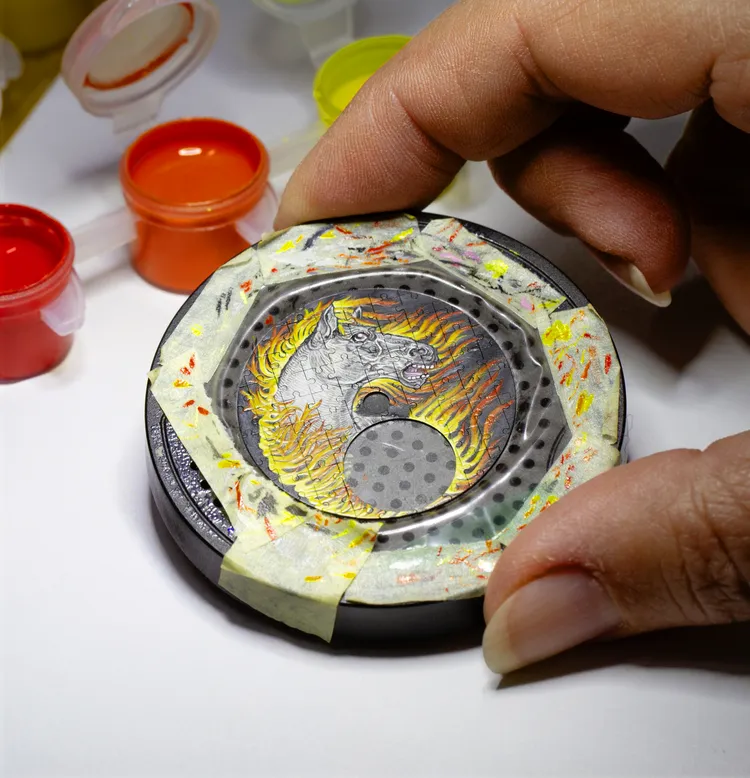 錶盤由4層結構共81塊部件組成。品牌提供