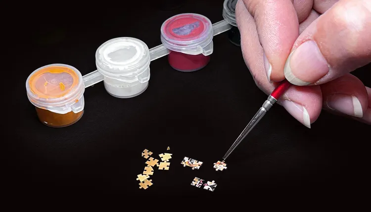 錶盤由4層結構共81塊部件組成。品牌提供