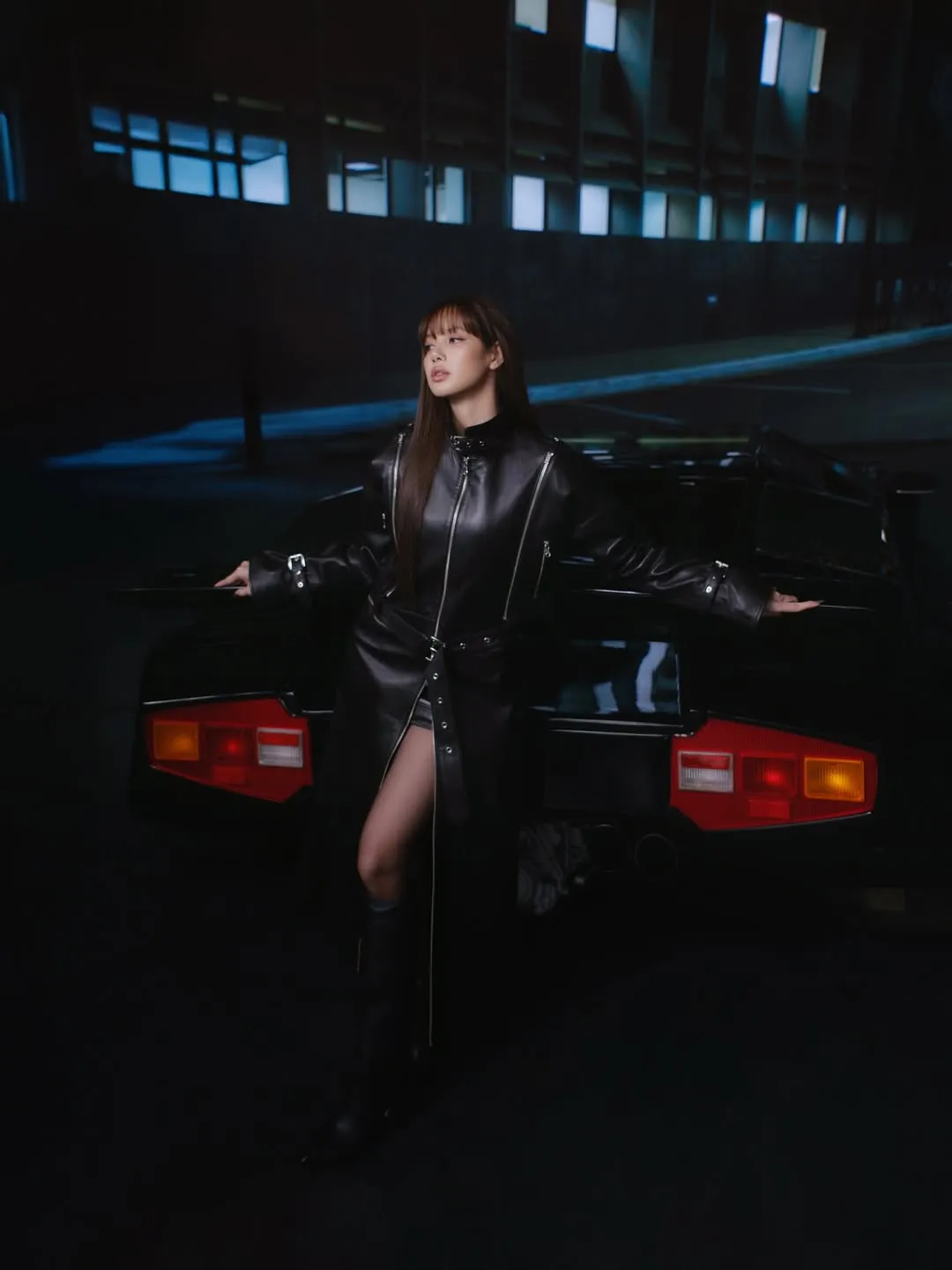 Lisa身上的羊皮夾克能靈活拆解為皮背心、長大衣或皮裙。翻攝kithwomen IG