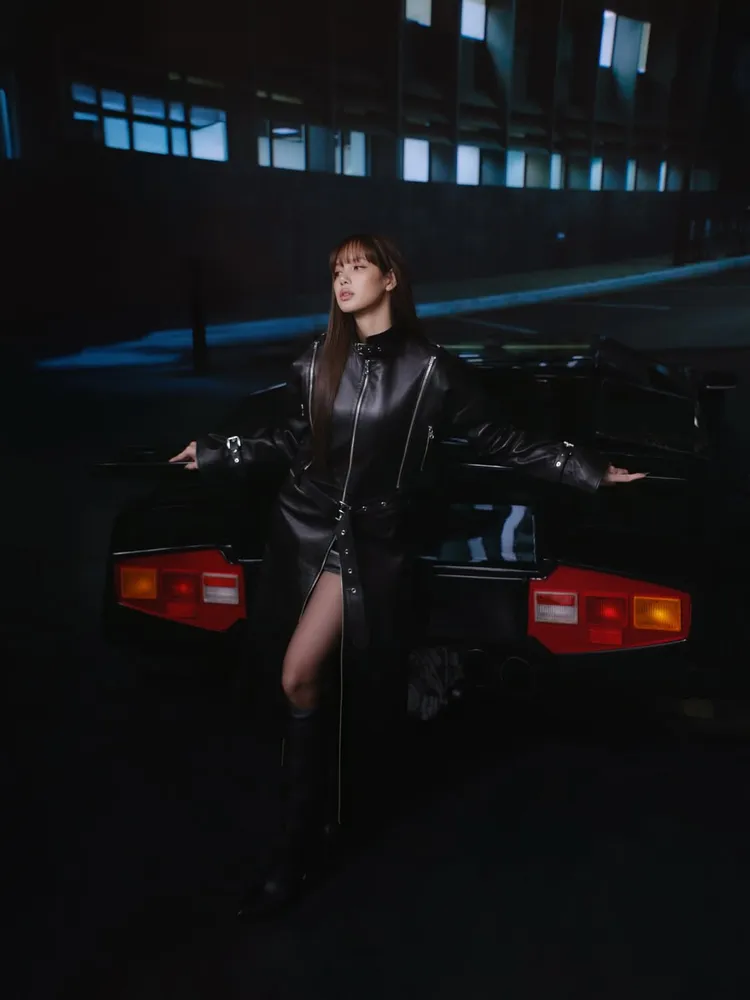 Lisa身上的羊皮夾克能靈活拆解為皮背心、長大衣或皮裙。翻攝kithwomen IG