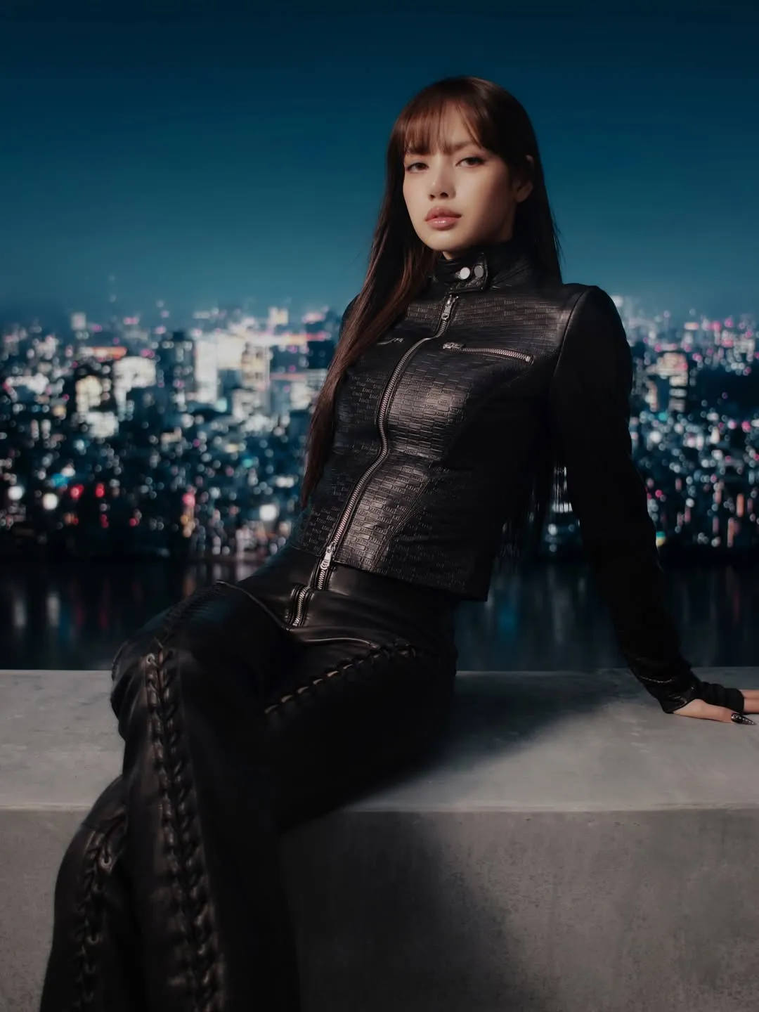 Lisa換上緊身皮衣搭配綁帶皮褲。翻攝kithwomen IG
