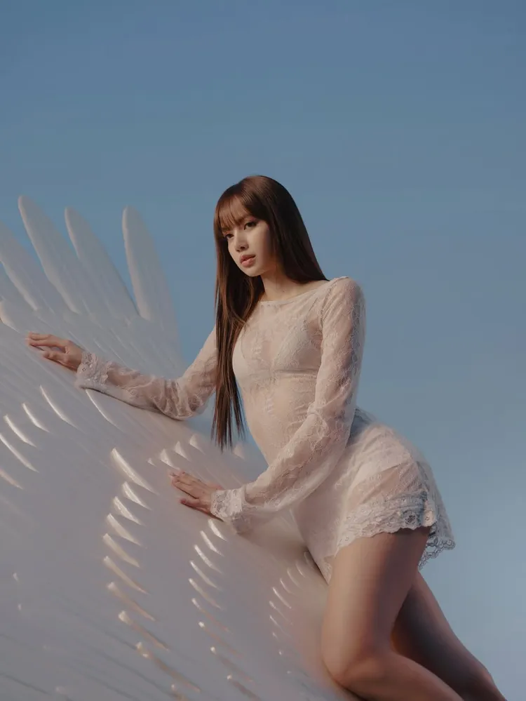 「HOPELESS ROMANTIC」以純白色系與透膚面料呈現仙氣十足的視覺效果。翻攝kithwomen IG