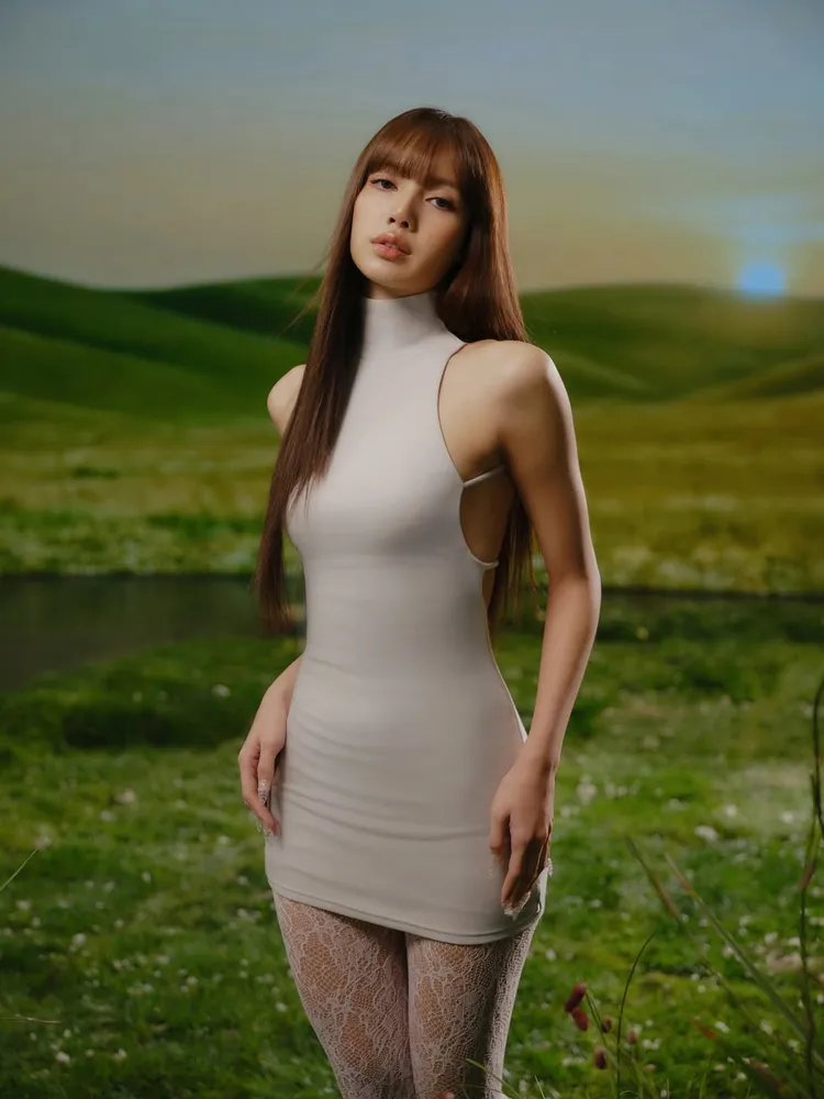 Lisa穿著露背迷你連身裙。翻攝kithwomen IG