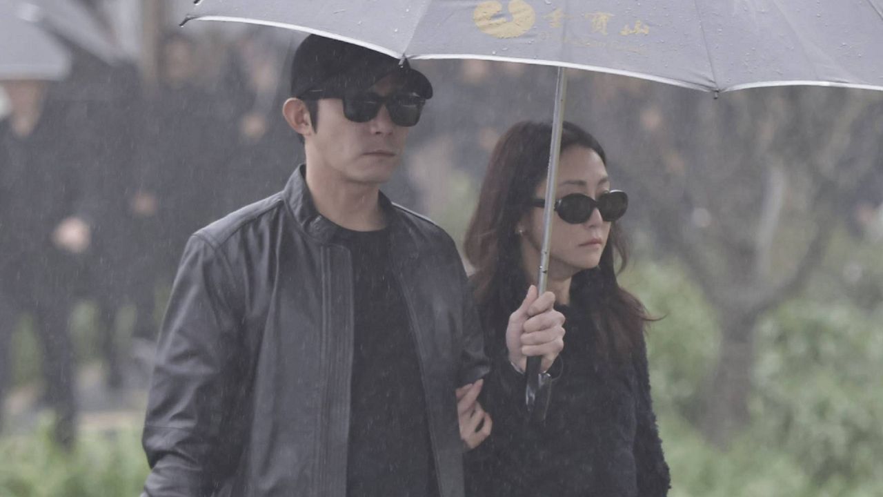 王柏傑、謝欣穎親密同框 挽手撐傘悼念大S