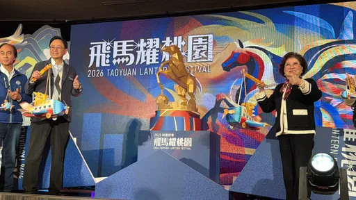 飛馬耀桃園！全國最大金屬飛馬主燈亮相　國民阿嬤陳淑芳現身站台