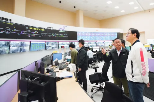 張善政視察春節疏運　致贈巧克力花束溫暖返鄉路