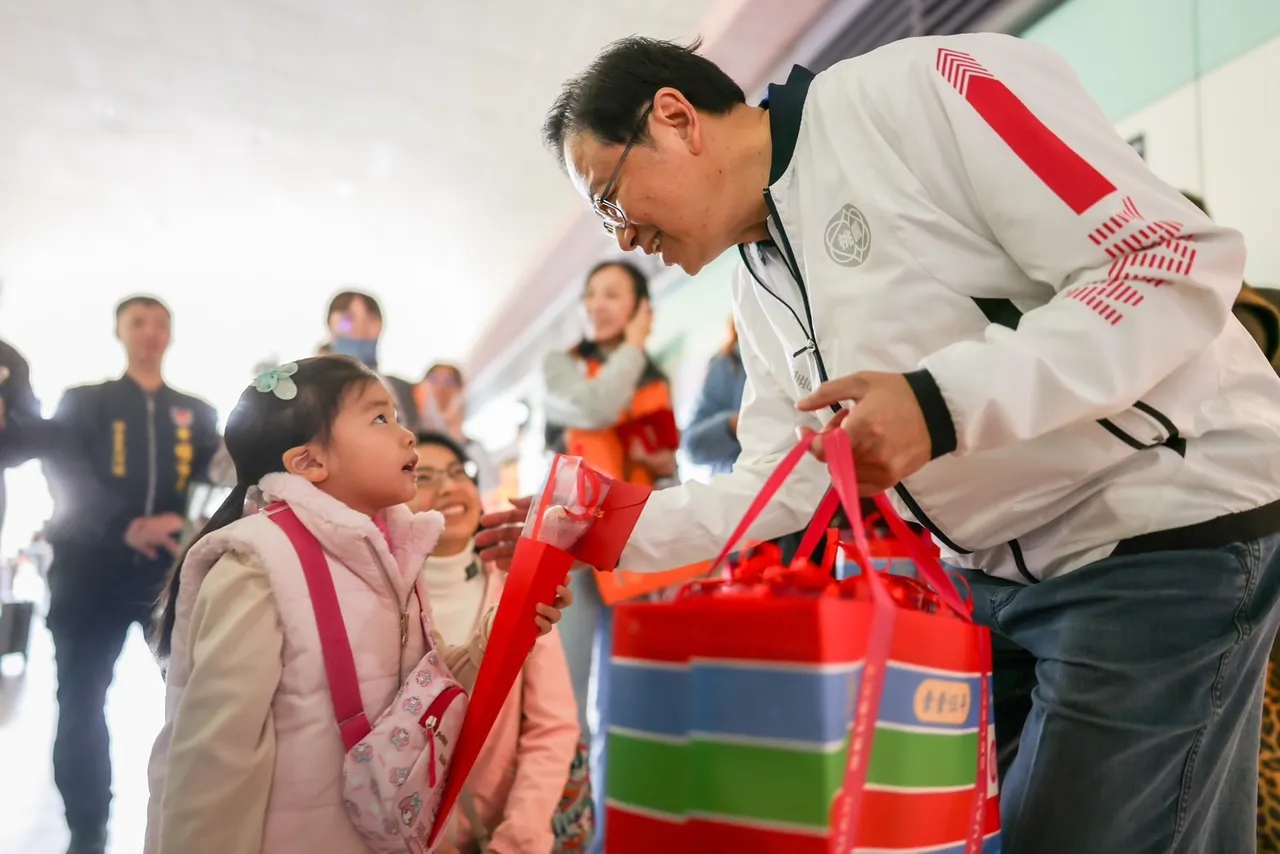 張善政贈送鮮花。桃園市府提供