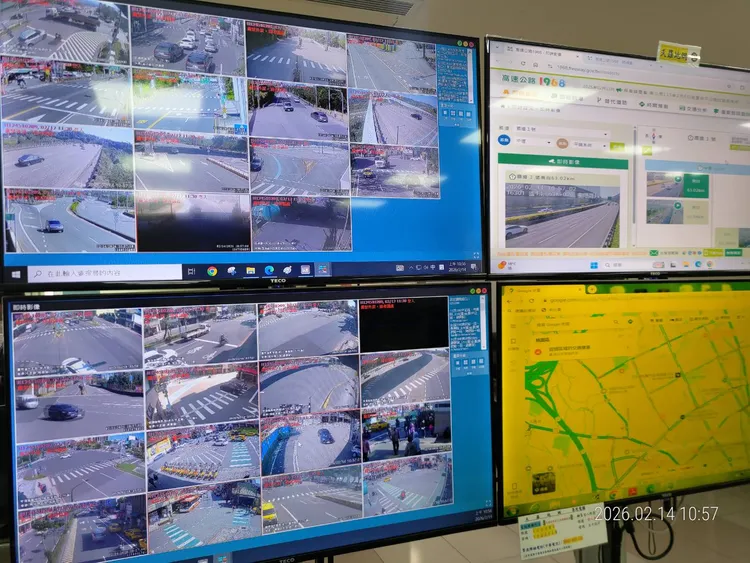 桃園市交大監控系統與即時影像資訊掌控交通狀況。交通大隊提供