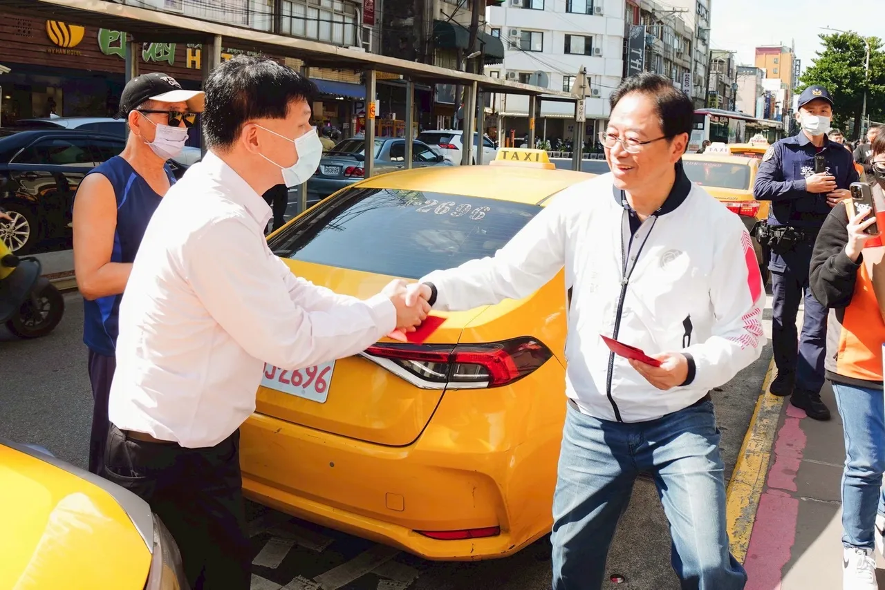 張善政發送福袋。桃園市府提供