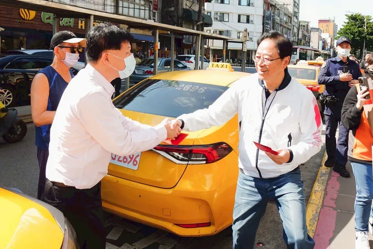 張善政發送福袋。桃園市府提供