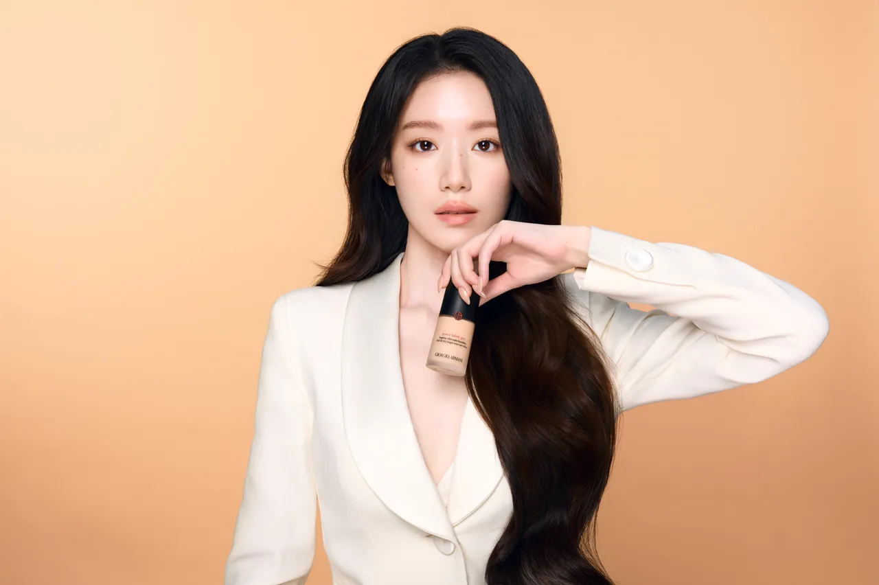 「台灣女兒」葉舒華成為Giorgio Armani 2026年「高訂完美絲絨水慕斯PRO」底妝大使。品牌提供