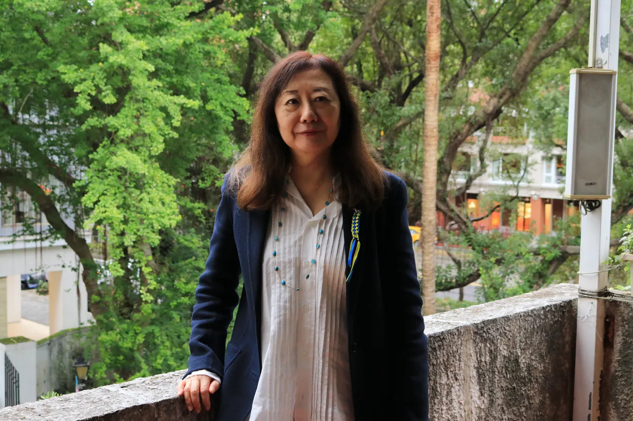 山田茜時時刻刻配戴烏克蘭絲帶，提醒自己不能忘了當地的慘況。天馬行空提供