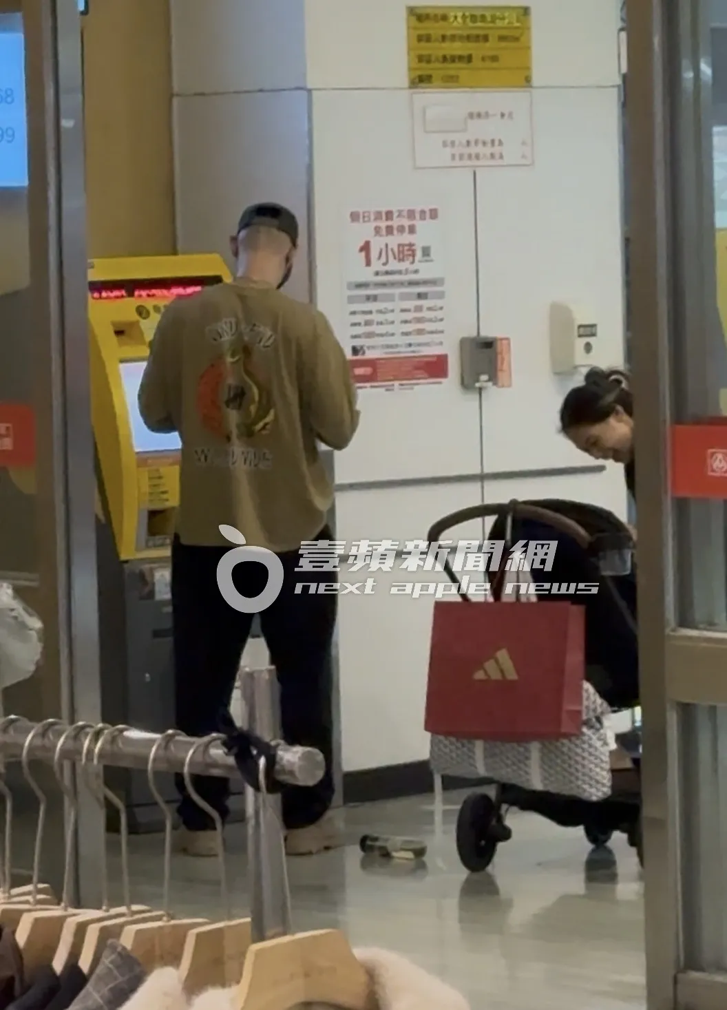 林書豪負責繳停車費，老婆逗著坐在嬰兒車上的兒子。特勤中心攝