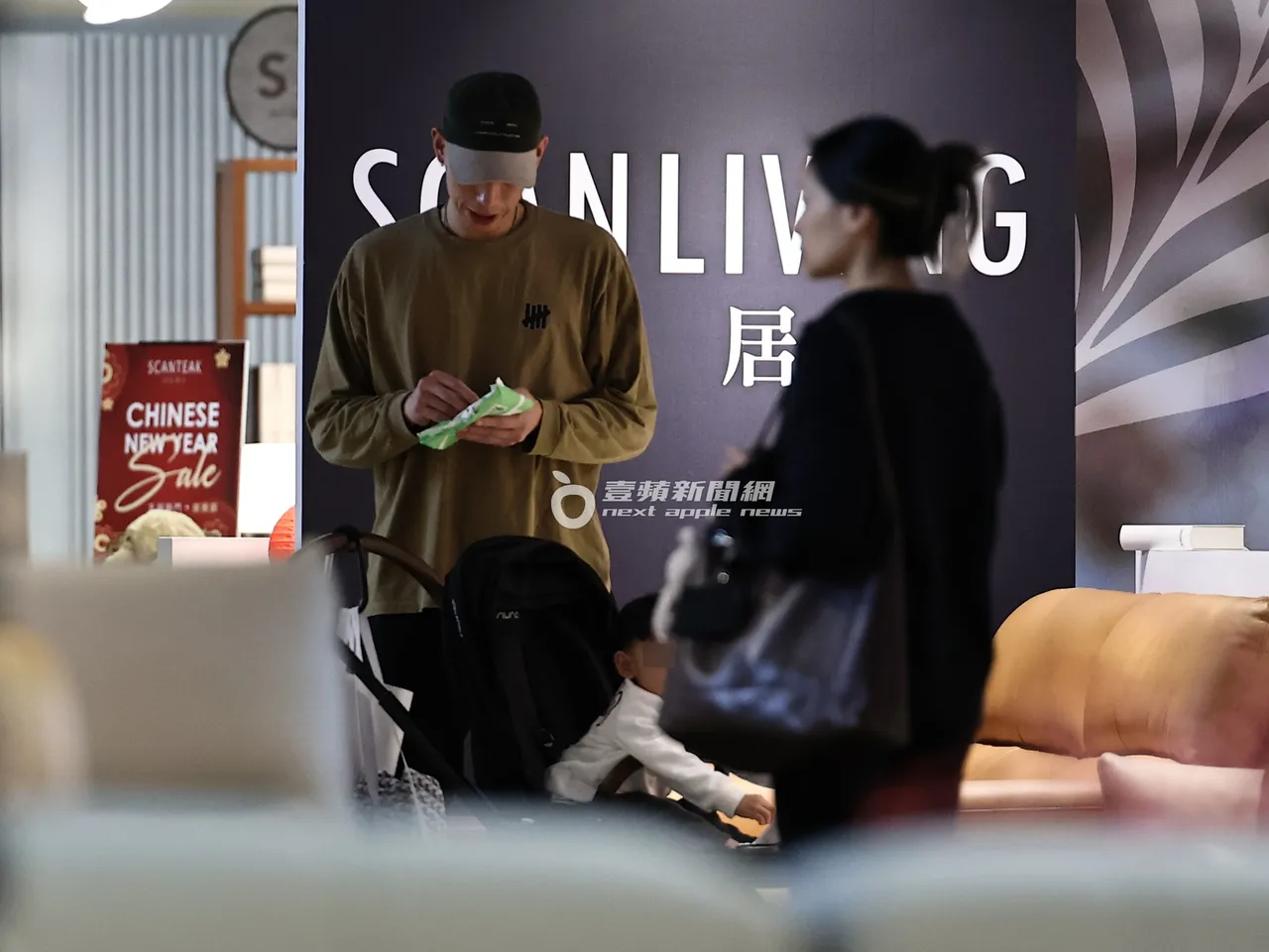 林書豪拿起濕紙巾要幫兒子擦手，老婆則在一旁看家具。特勤中心攝