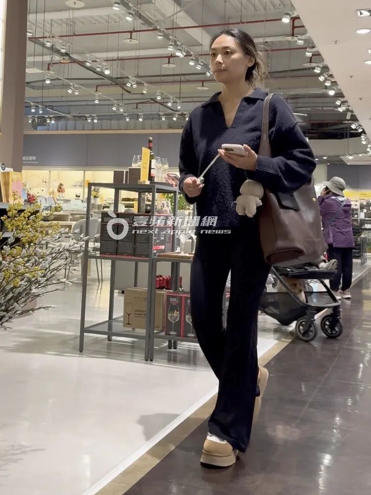 林書豪老婆裝扮簡約，手上拿著量尺準備量家具大小。特勤中心攝