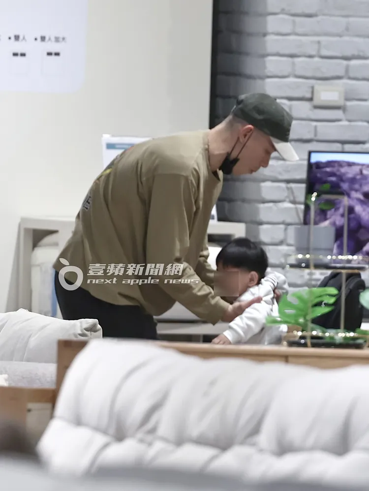 林書豪拉下口罩將兒子從嬰兒車抱起，幫忙調整座椅，讓他可以舒服乘坐嬰兒車。特勤中心攝