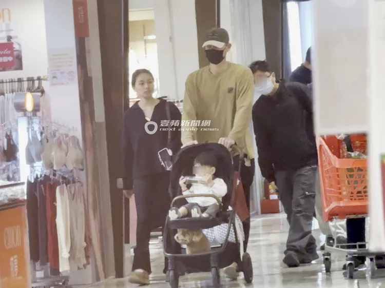 林書豪推著兒子及愛犬，老婆跟在一旁，家庭美滿。特勤中心攝